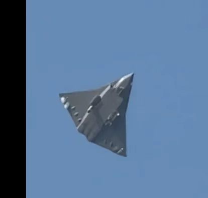 六代机采用了3发动机！！外型太科幻了！！！ 今天是毛主席诞辰131周年,成飞在向