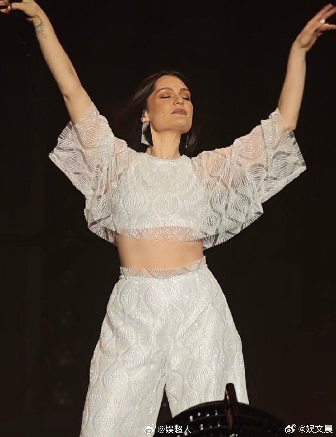 结石姐也没逃过老鼠干攻击 结石姐深圳演唱会喜提老鼠干，一脸疑惑超可爱，还暖心签名