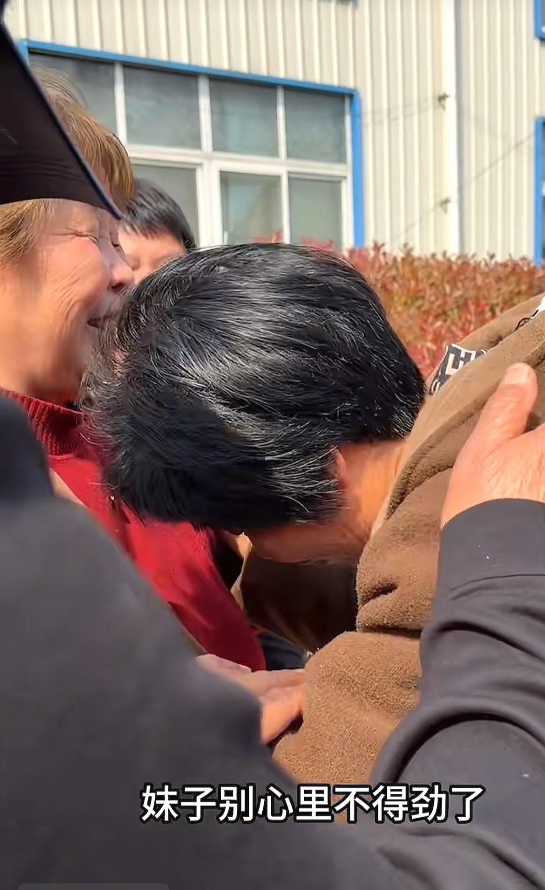 步琳萌见到生母为什么不太激动？笔者从萌萌与张龙恋爱时开始关注，她的视频几乎每次都