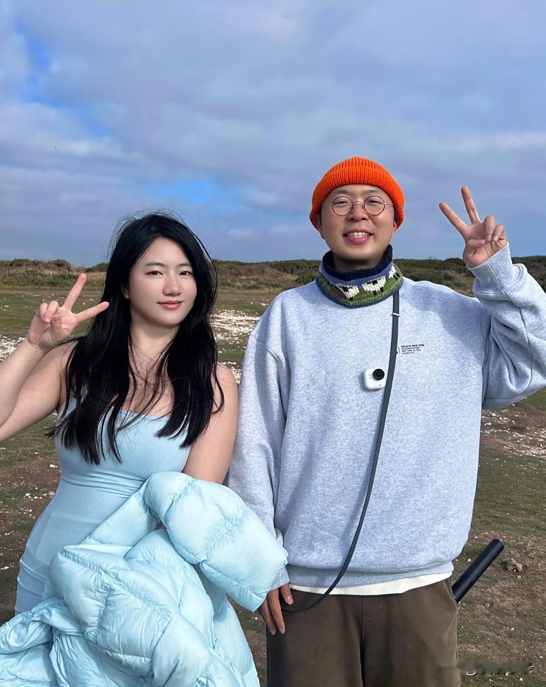 杜海涛在英国白悬崖景区游玩，和一帮中国游客亲切互动，他看起来瘦了不少，面相好慈祥
