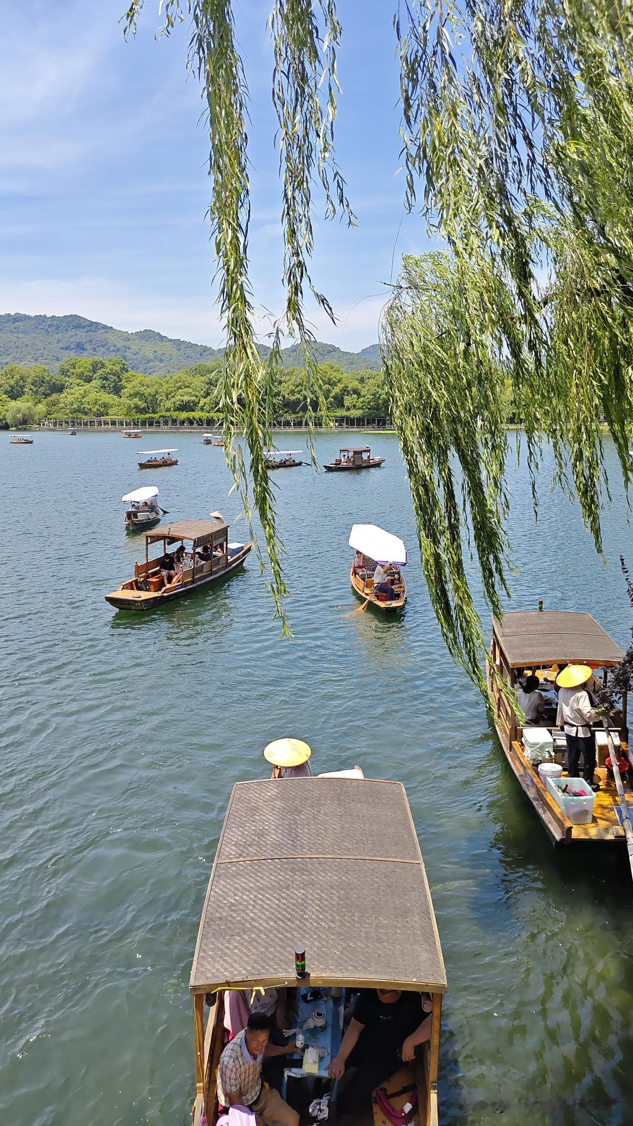 今天是来杭州游玩第三天，行程安排得满满当当，压根抽不出空出门闲逛。上午十点半的高