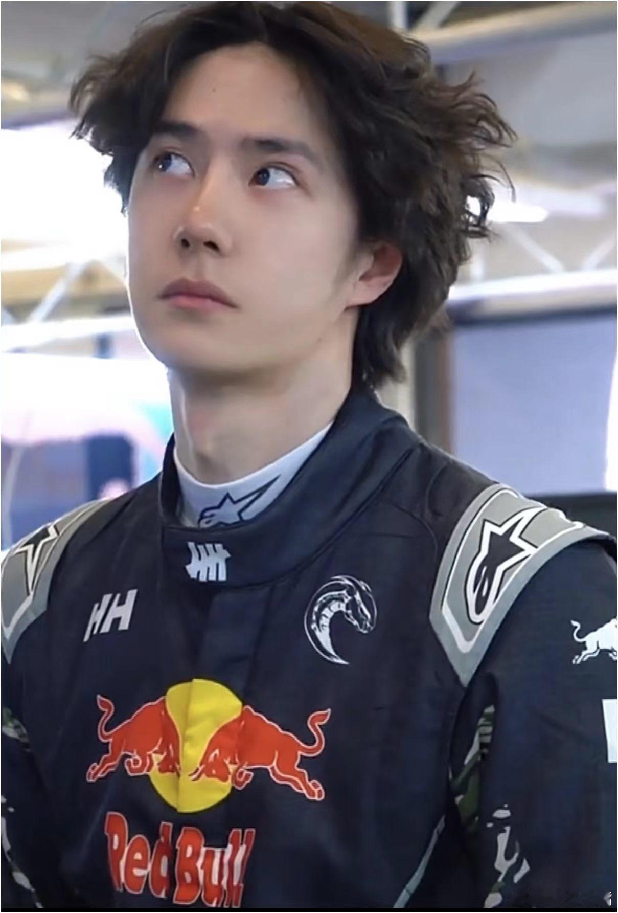 王一博累出双眼皮高强度忙碌让他消耗过大双眼皮都被累出来疲惫状态下的他格外温顺乖巧