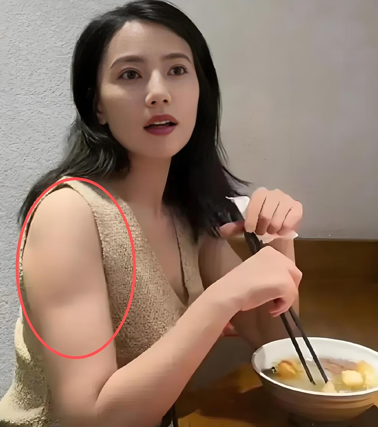 高圆圆这胳膊，绝对练过
她演过的武戏不多，《倚天屠龙记》算一个
但据她多次公开比