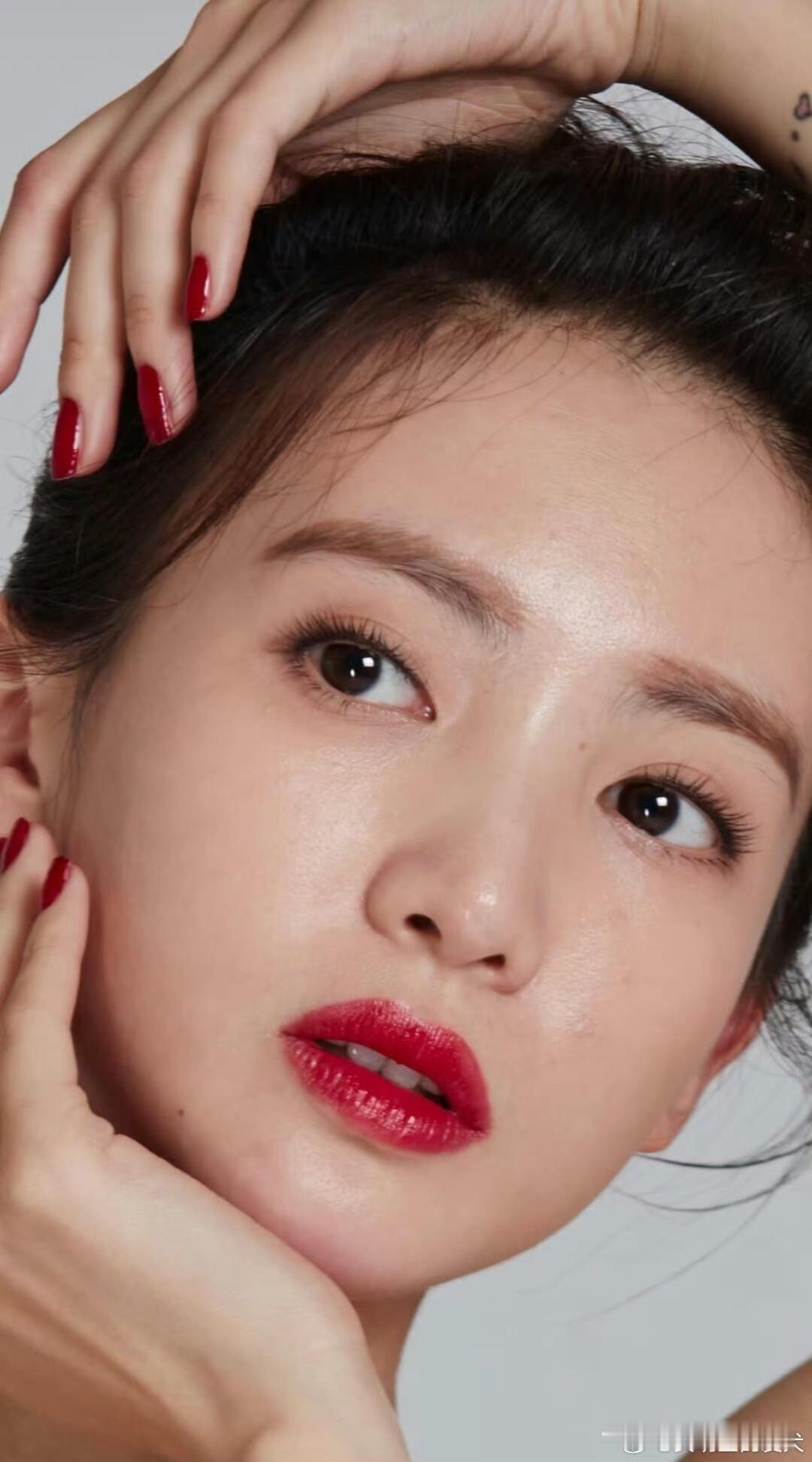 金晨大红唇怼脸拍