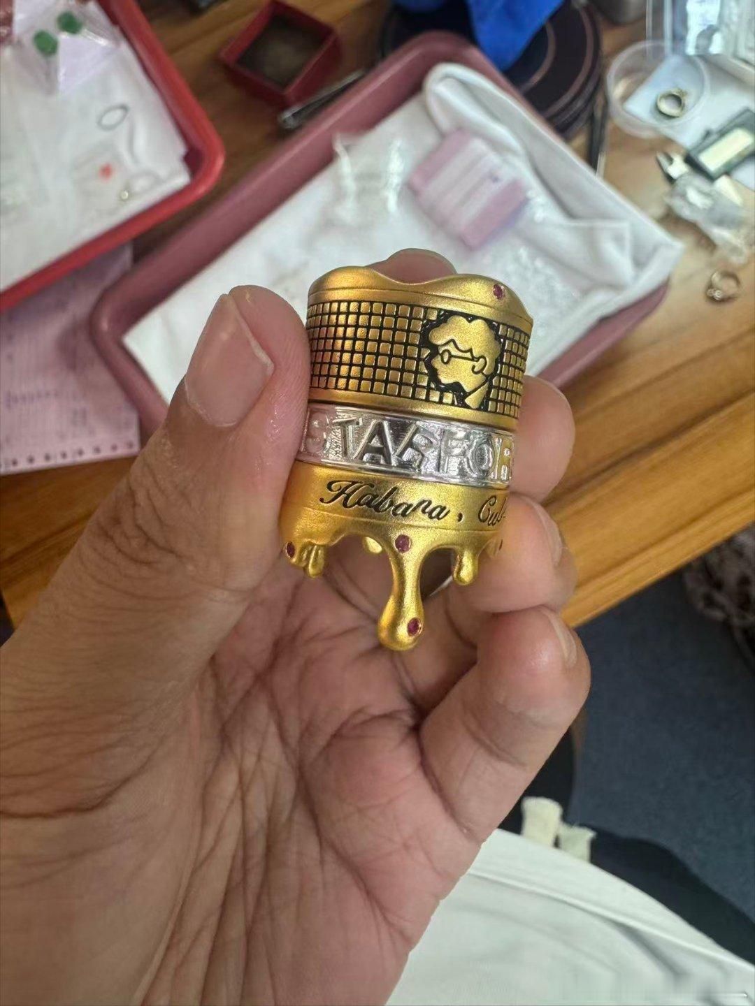 高配霸子茶针马上也可以定了这个是黄金的，镶嵌的宝石和大马可以定制大概是几十克重，