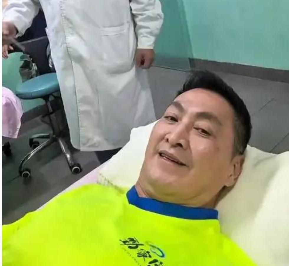 66岁的何家劲躺在病床上打针，昔日的“展昭”，身体已经老了！
娱乐 明星