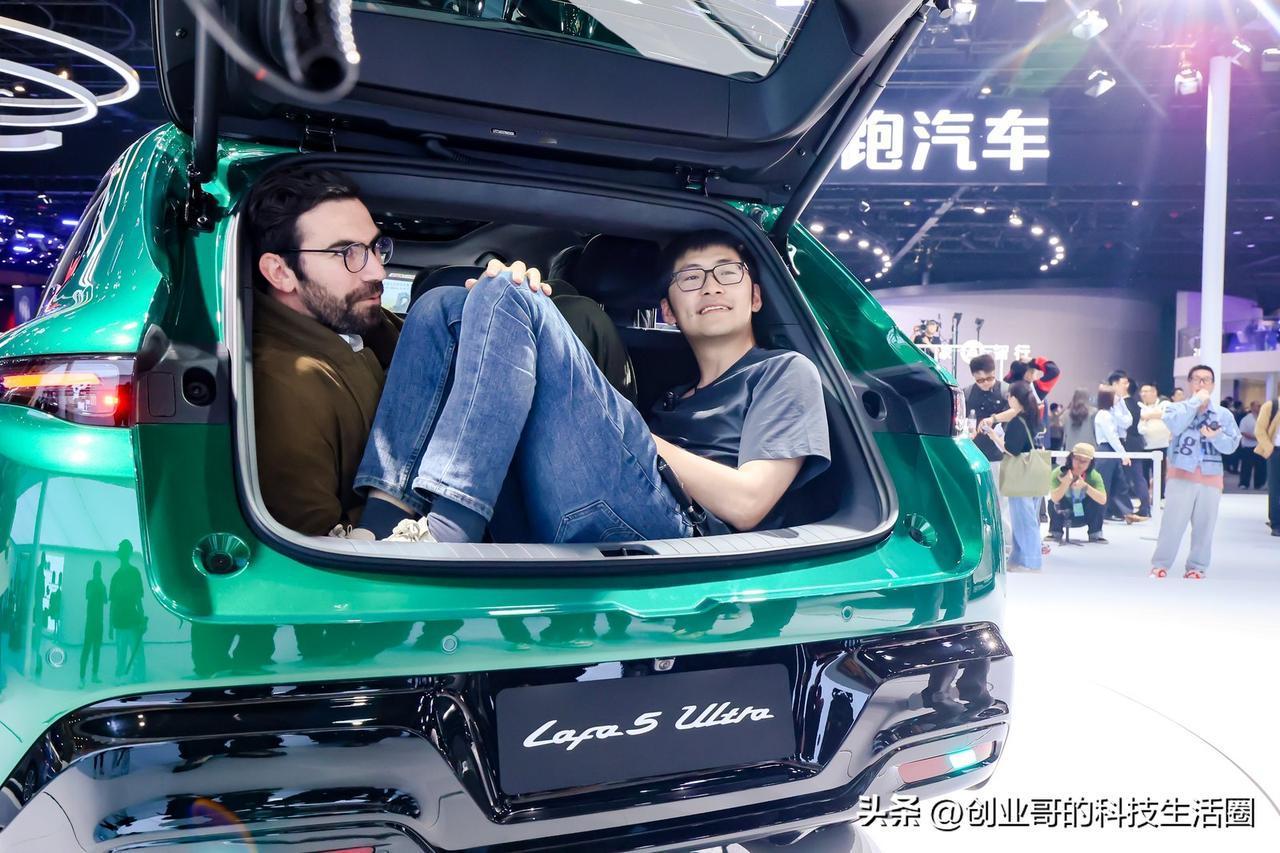 北京车展Lafa5Ultra让老外酸了：快卖欧洲行不行

北京车展零跑展台，一群