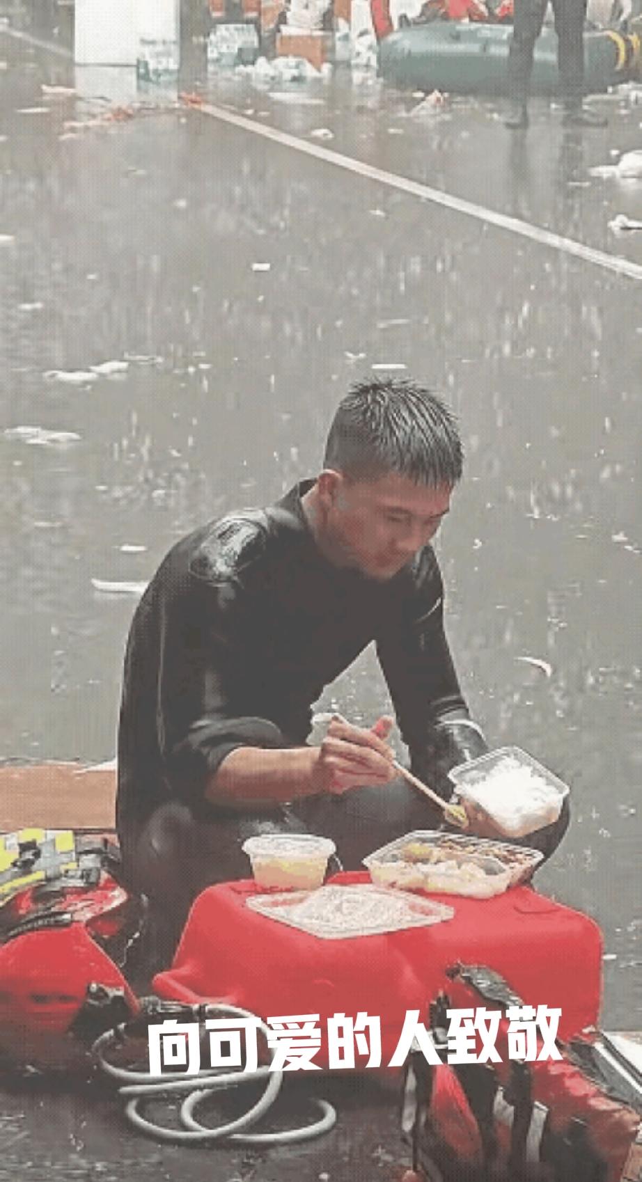 今天（9号），一位在广西贵港参加救援的消防员在雨中吃盒饭的视频让很多人泪奔，评论