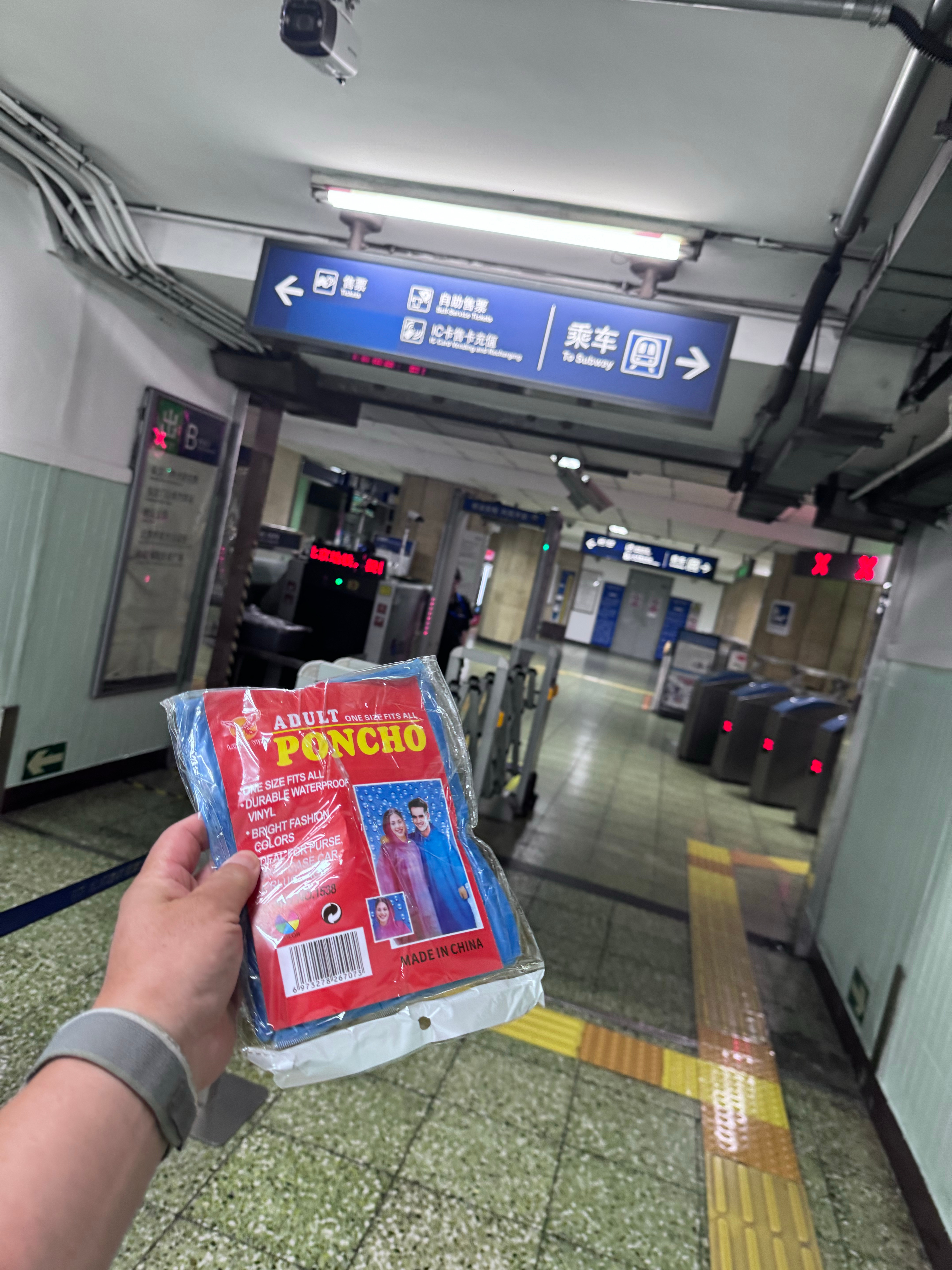 安定门地铁东北口出来，安检小姐姐送了雨衣！  ​​​