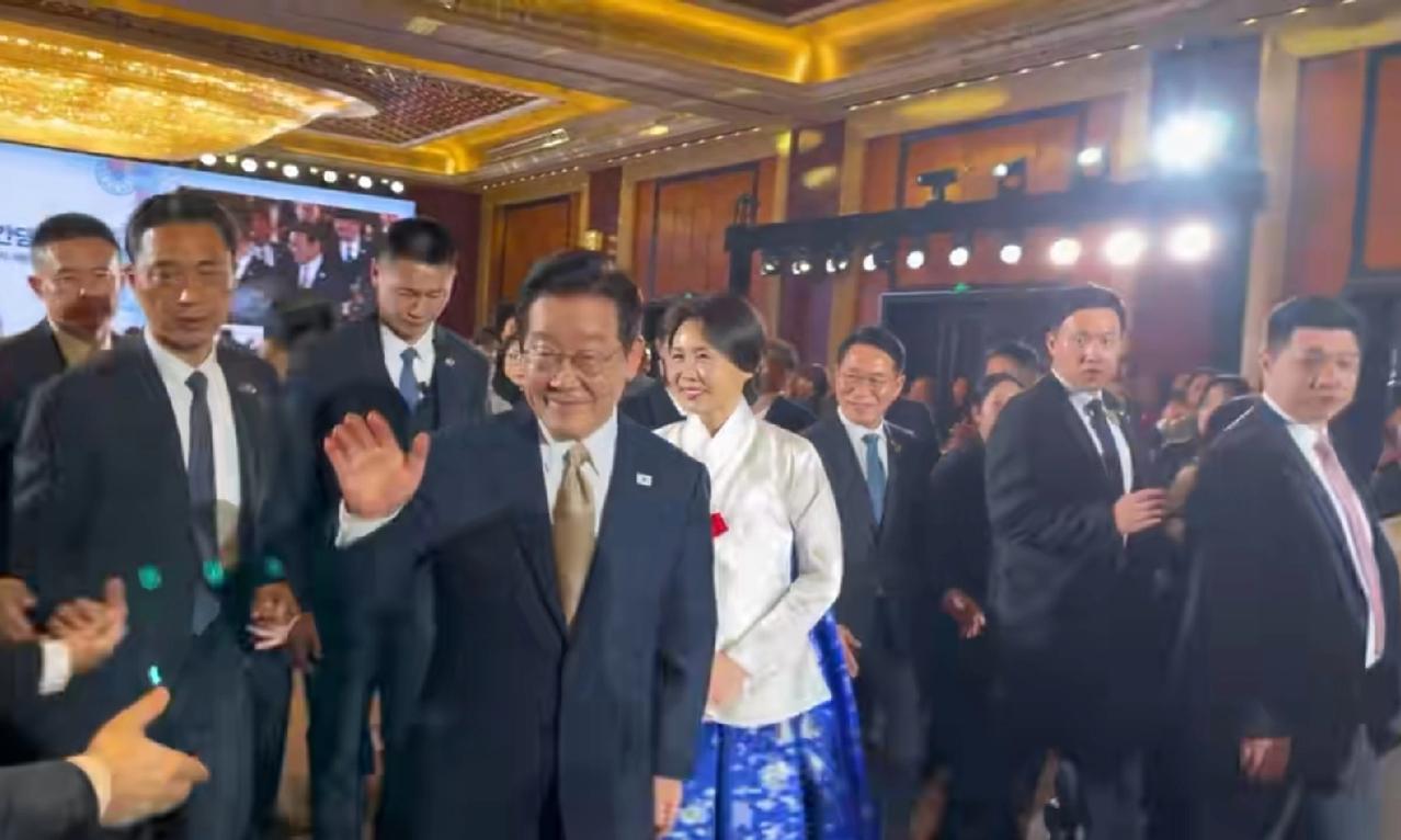 李在明夫妇高光时刻，北京韩侨晚宴结束，现场一位在华韩国网友现场实拍，前呼后拥一大