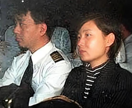 1998年，国航机长袁斌只因为不满分房制度，携带着妻子，驾驶载有95名乘客的飞机