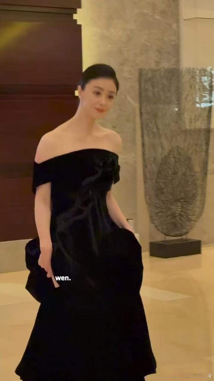 看得出蒋欣是公主 红毯上蒋欣的公主造型太有味道，褪去厚重感，轻盈优雅，小脸在镜头