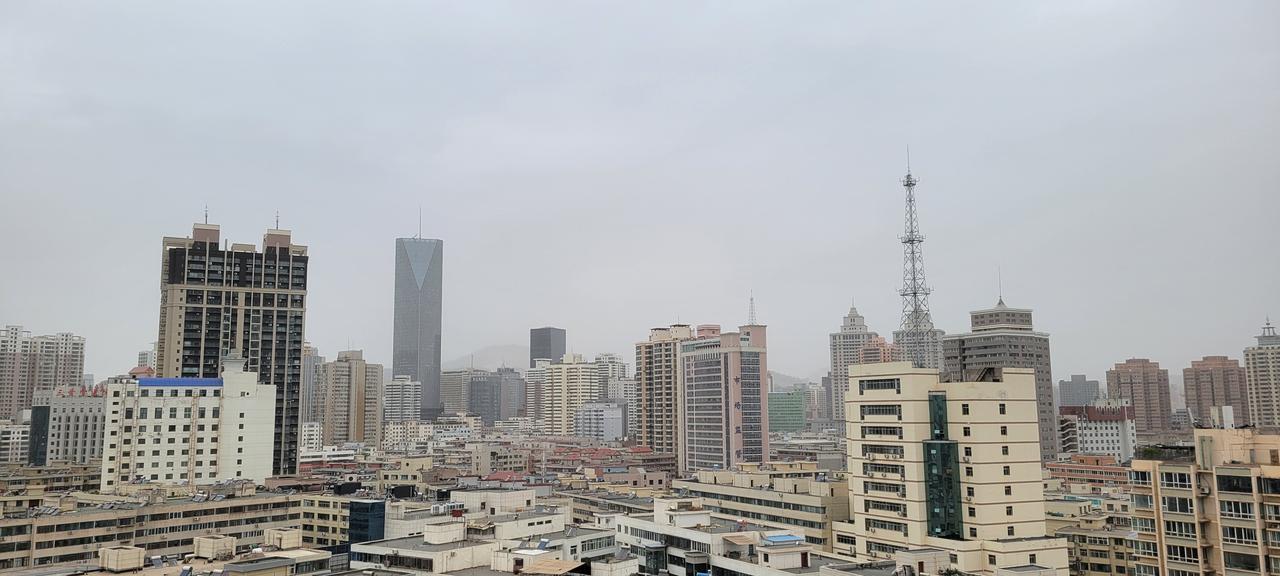 今天上午10:30分，向窗外望去，兰州的天空灰蒙蒙一片，浮尘天气又来了，平时能看