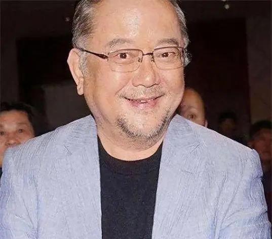 2006年，58岁的王刚三婚娶了小他20岁的郑艳东，新婚当晚王刚对郑艳东说：“我