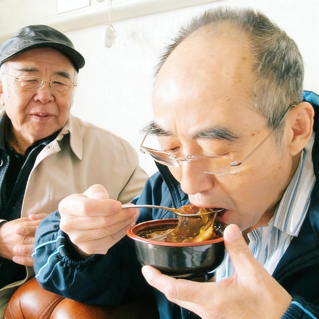 2012年，癌症终末期的庄则栋吃炒肝的照片，当时他的病情已经到了药石无医的地步，