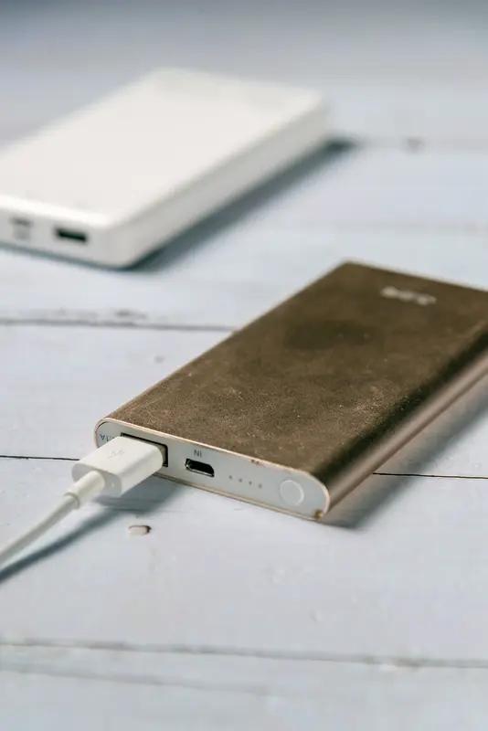 乘飞机带充电宝可得留意了。首先，充电宝额定能量不超过100Wh的，一般能随身携带