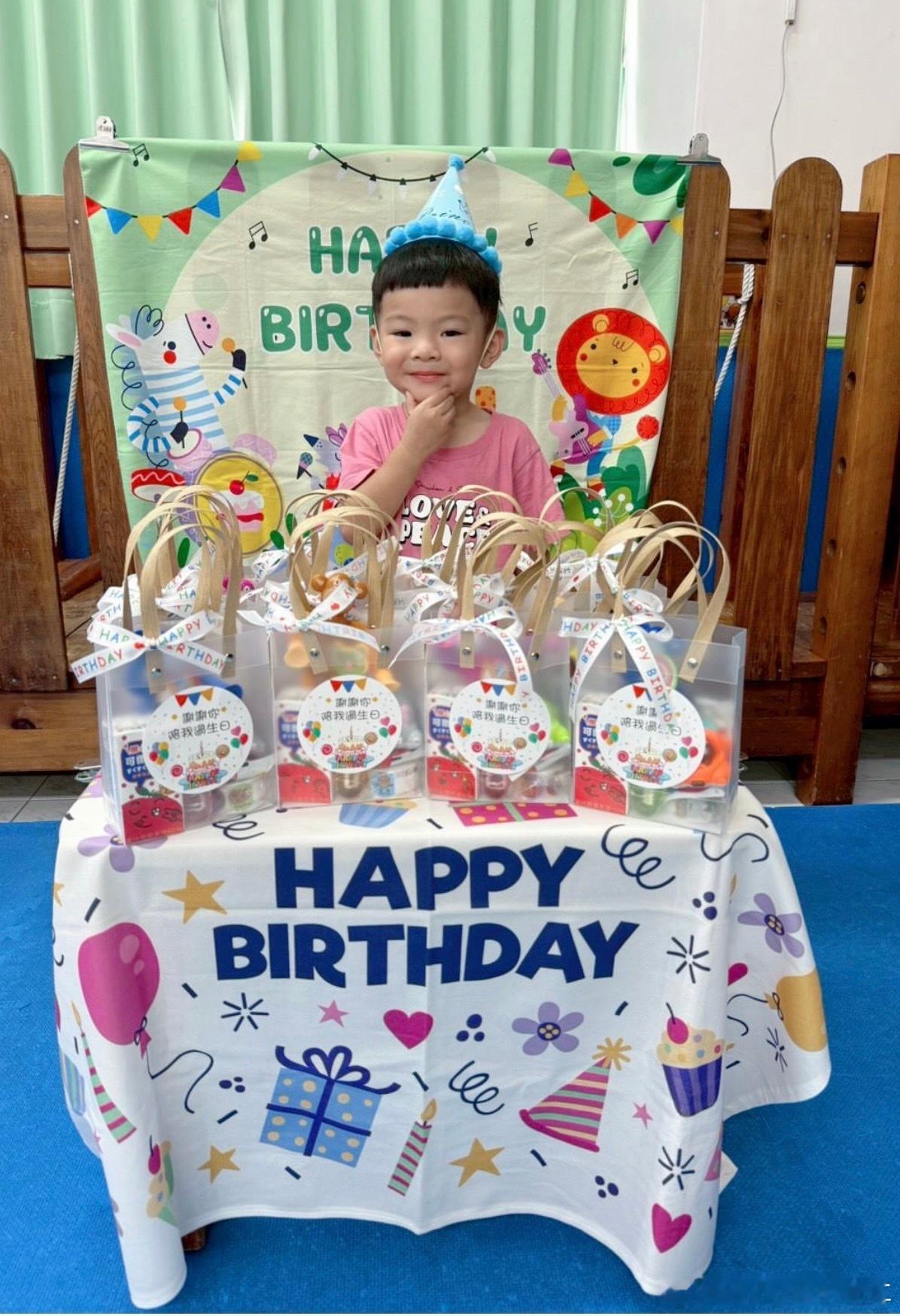 今天的主角，笑得比蛋糕還甜。🎂✨小小的生日帽、大大的幸福感，把最可愛的笑容都留