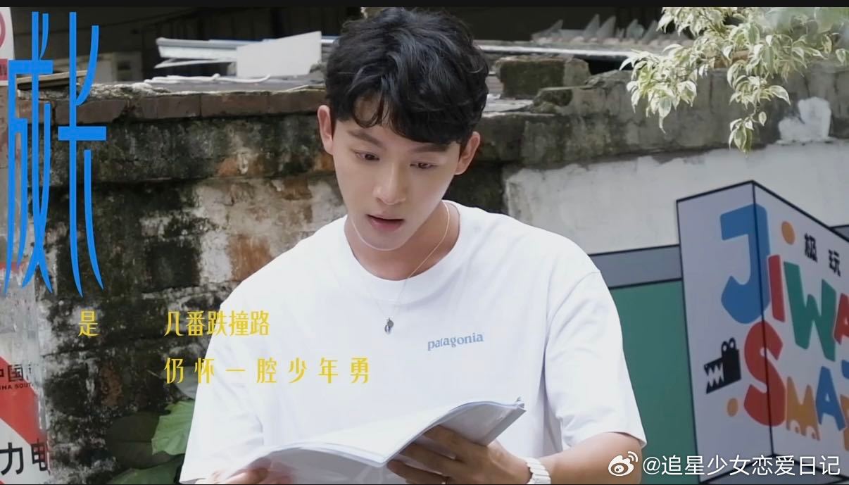 张晚意但愿人长久杀青vlog 张晚意的自然卷终于派上用场了和妈妈围坐唠家常的画面