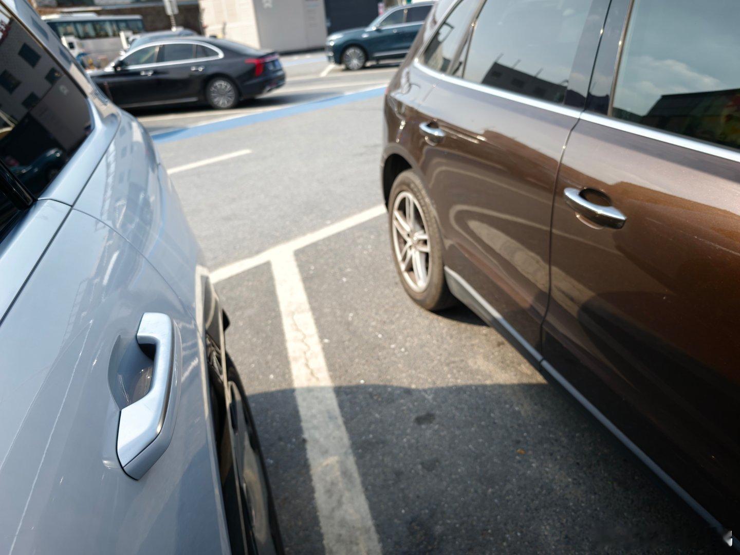 打听了一下关于门把手的法规细节：要求是车外的门把手在常态静置时，要留有可供伸手握