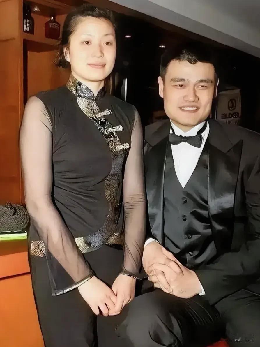 姚明和老婆拍照就乖乖的坐着，其实叶莉身高也不矮她的身高在一米九。