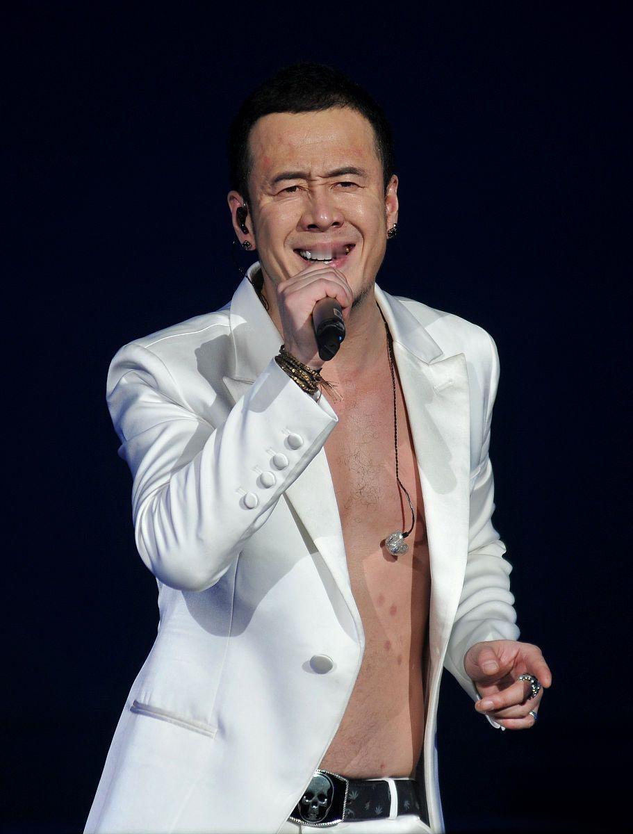 杨坤被拍到和友人聚餐后，与一位黑长直美女十指紧扣同行，并同回酒店，疑似新恋情曝光