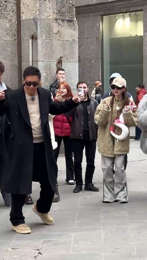 韩庚米兰街头再跳sorry sorry  救命！韩庚这一跳，直接把我拽回追星的疯