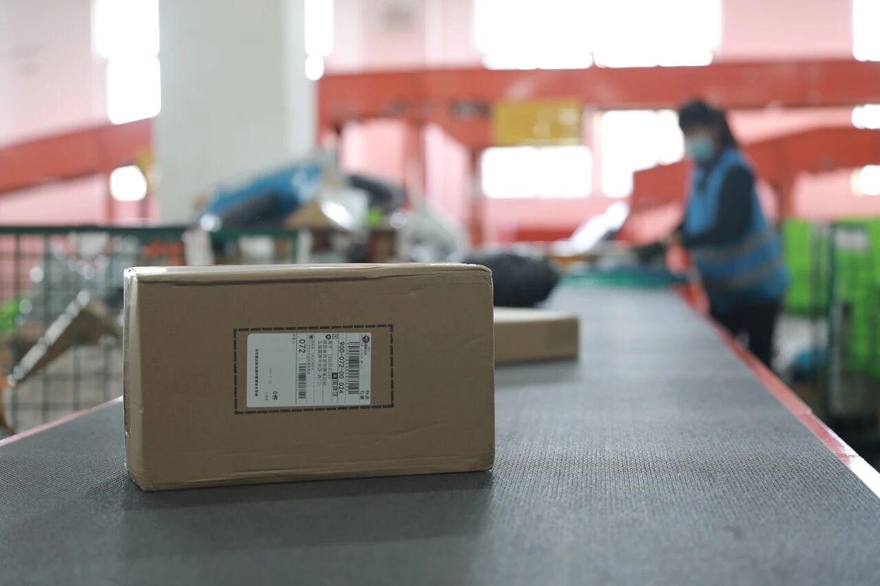 空港新城三项核心数据暴涨200%+
 
传送带“沙沙”运转，扫码仪“滴滴”作响。