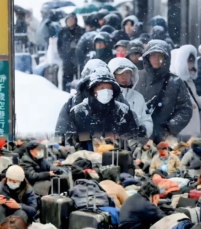 令人哭笑不得！日本北海道数千中国游客大雪滞留机场，高喊“国家包机接回”，把大使馆