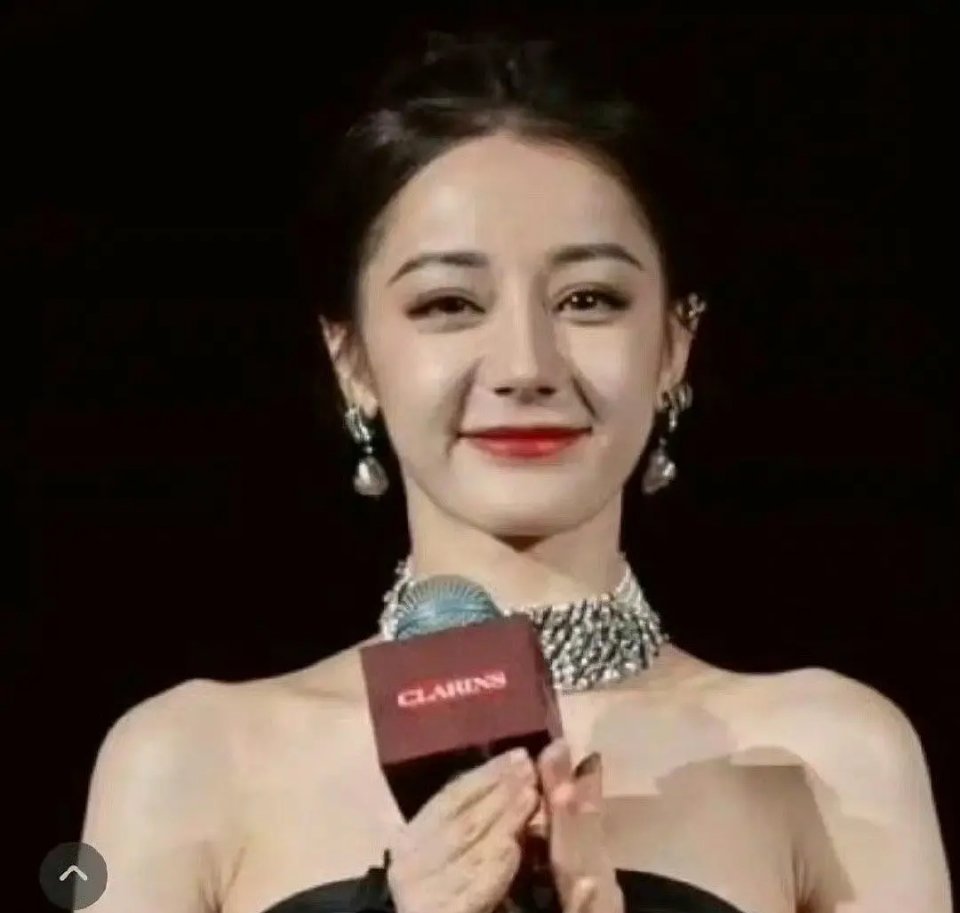 迪丽热巴的脸跟虞书欣的脸可以半斤八两了[哆啦A梦害怕] ​​​