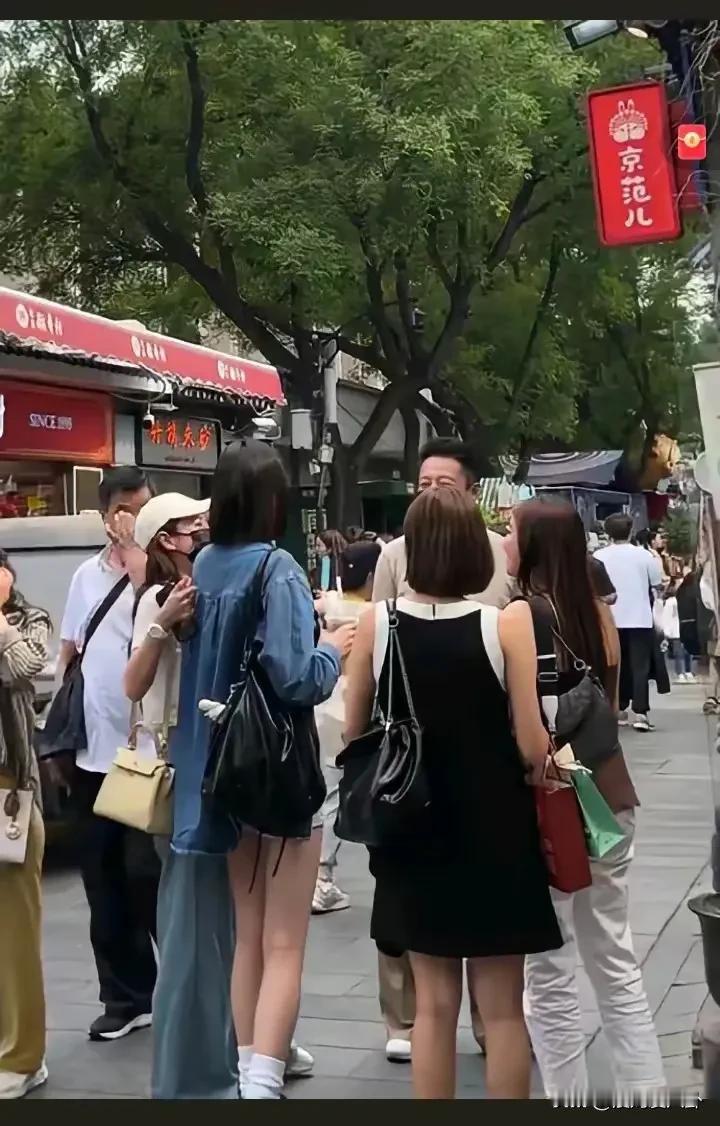 婚后第一天有网友偶遇汪小菲夫妇带朋友逛北京城，夫妻俩心情很好。汪小菲夫妇