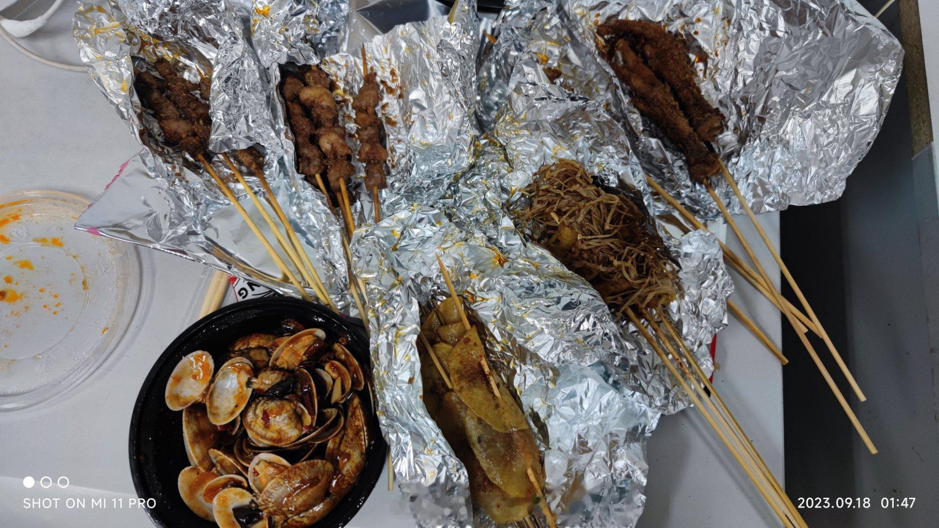 早上六点多去义诊，到中午十二点结束，然后回到科里值班，下午做了一台急诊手术，刚才