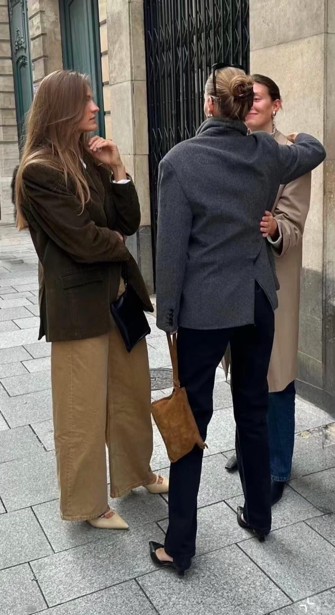 一组很好看的路人街拍，降温后就可以抄作业了！满满的欧式松弛穿搭范本，以西装、皮衣