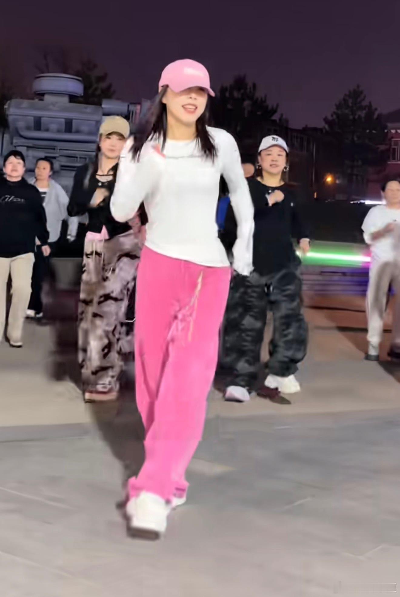 建议年轻人也去学广场舞别总宅在家里熬夜刷手机，下楼跳一会儿舞，才明白长辈的休闲方