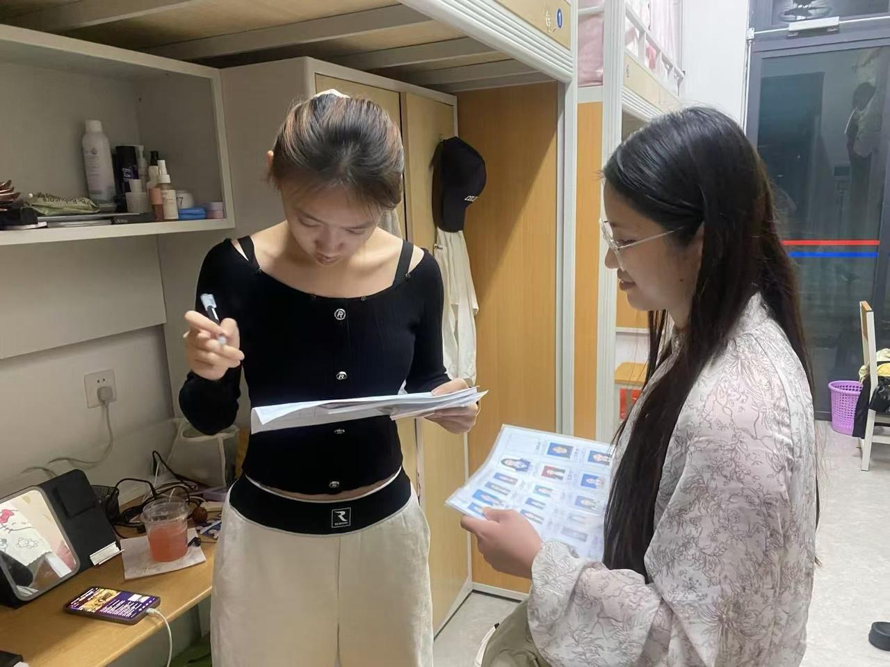 教育部发了个文件，要推进辅导员与学生“同吃、同住、同生活”。文件确实写得很美，说