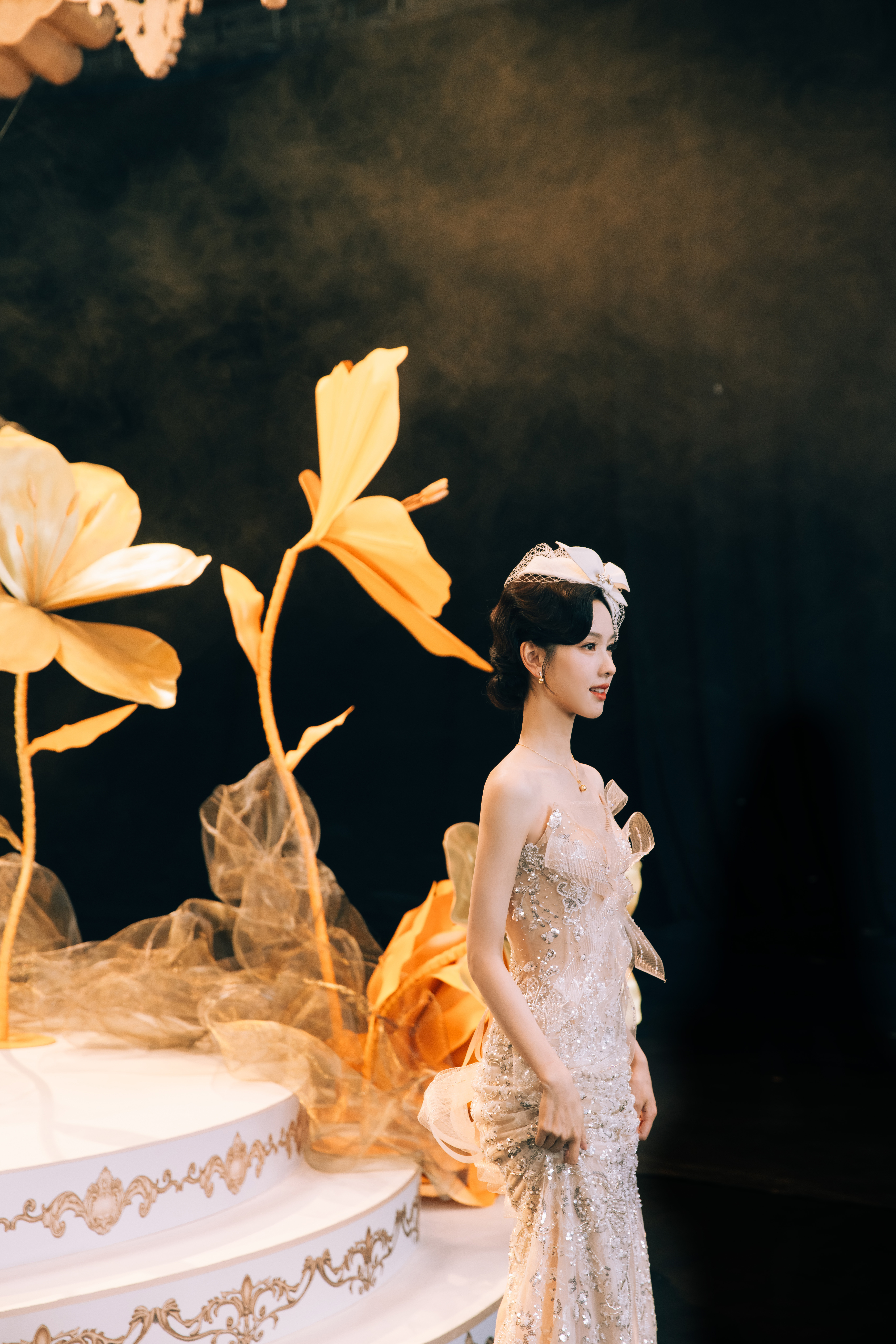 陈都灵[超话] 玫瑰俏然绽放，晚风谱写音符，共奏一篇梦幻乐章。​​​