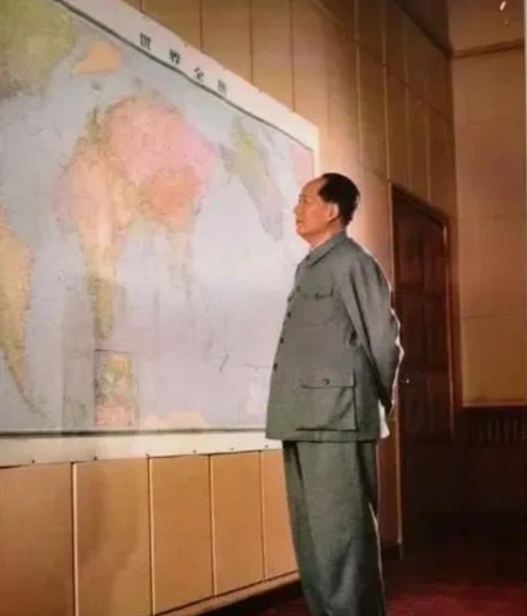 1969年7月，毛主席问高碧岑：“中国北临苏联，南临印度，东临日本。如果他们联合