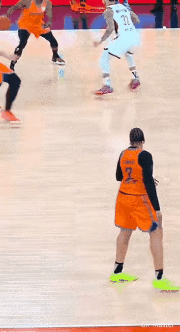 王哲林都对不起他这个340的摸高！身高211，原地摸高269，原地起跳摸高336