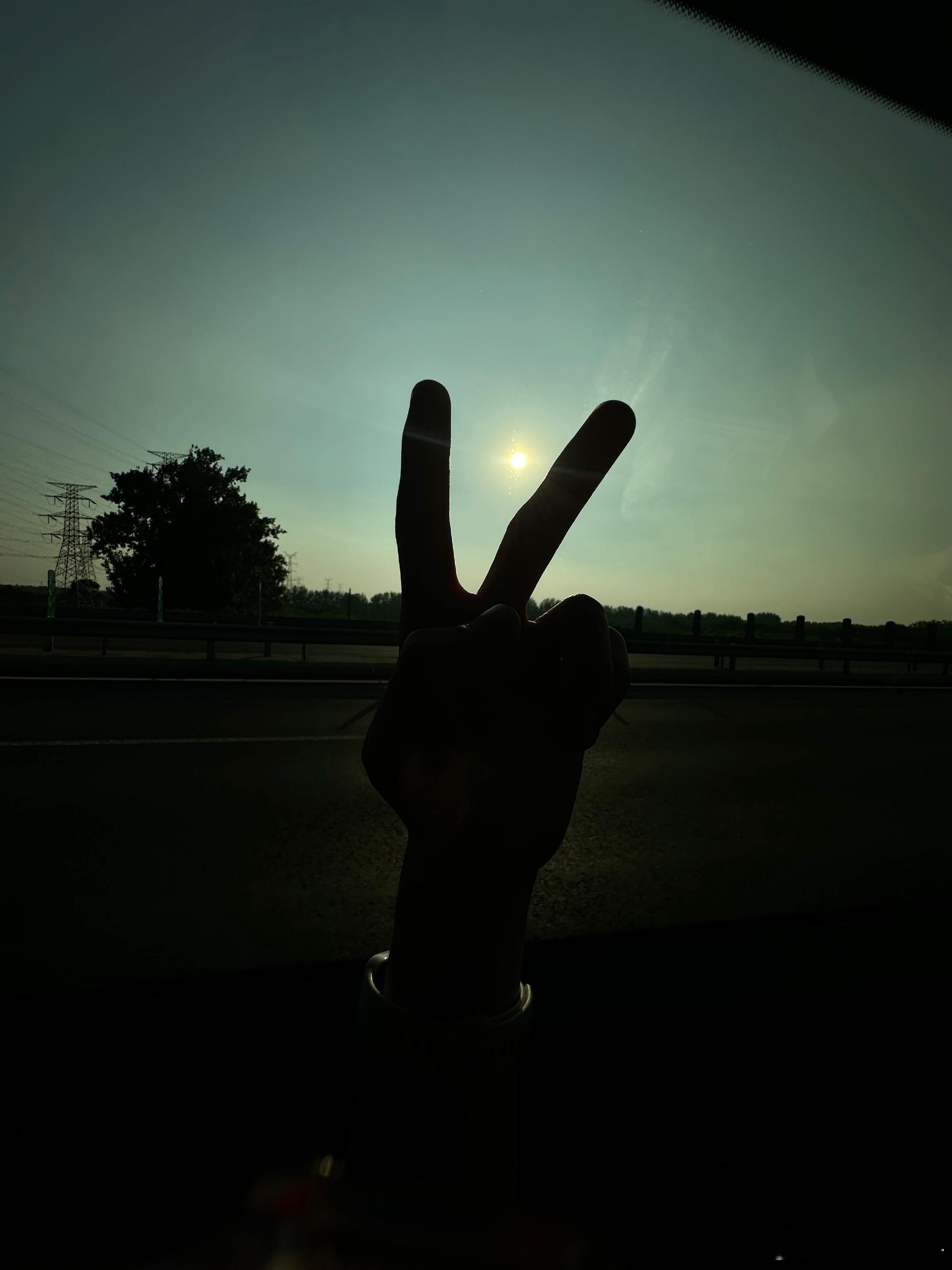 黄俊捷大半夜比个✌🏻干嘛？ ​​​