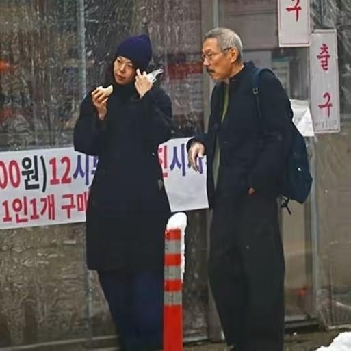 金敏喜和洪常秀在韩国寒酸的胡同里，
不顾形象大口吃着包子，
这场景也太幻灭了，但