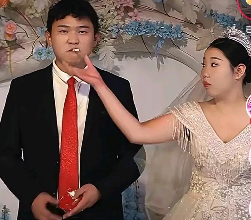 婚礼上可能是新郎太紧张了，见他随手掏出一支烟，叼到了嘴里，新娘看到后，
立马上前
