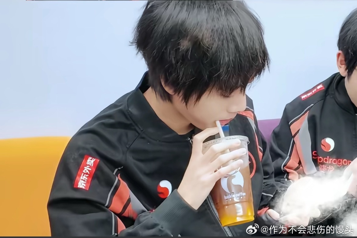 呃呃呃这女的喝水还是学女爱豆的 说这样防止变丑 她她她咋这样 