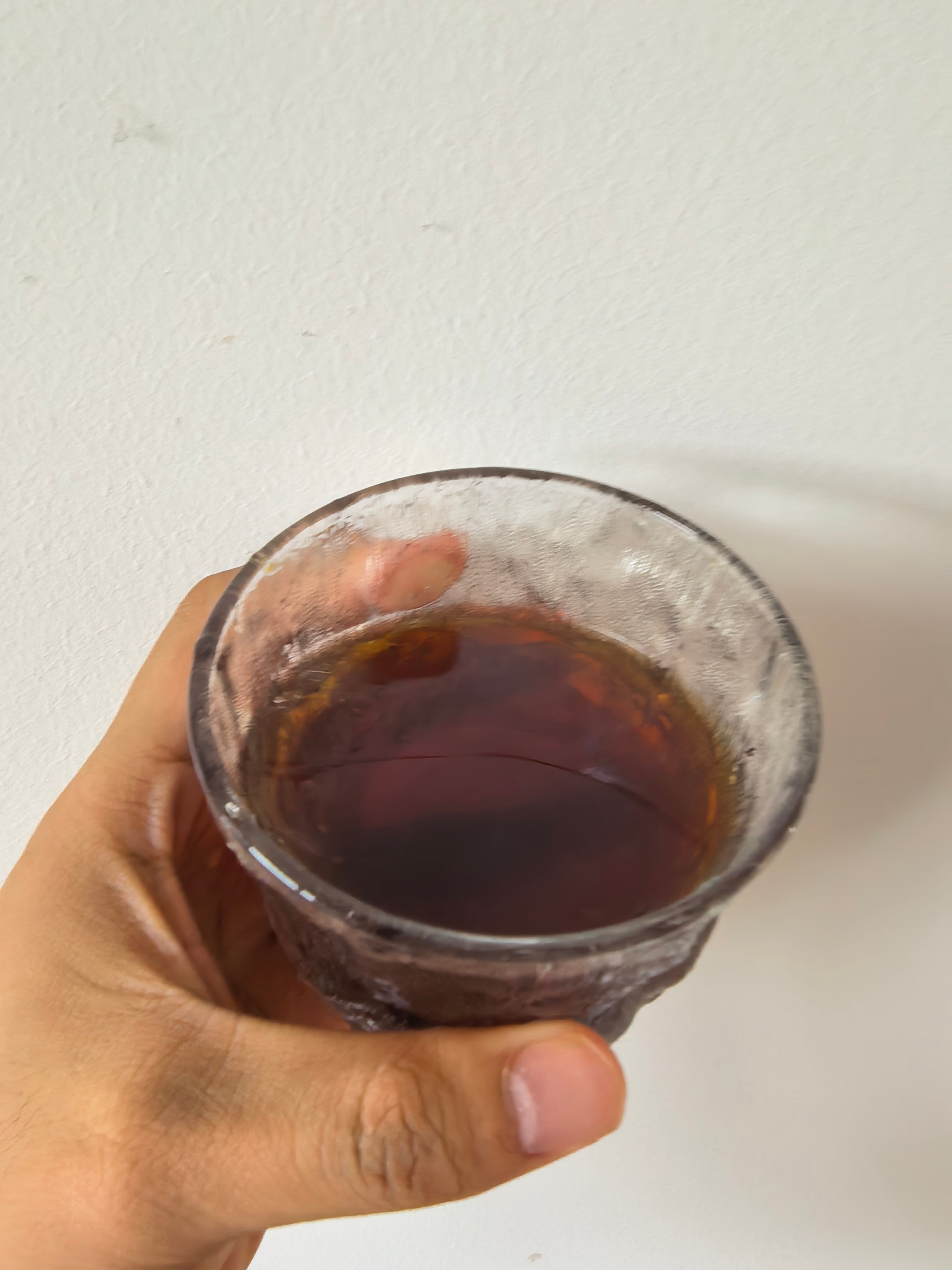 在家休息，自制一杯冰美式。虽然没有那种咖啡机咖啡豆制作出来的香醇好喝，但是这种简