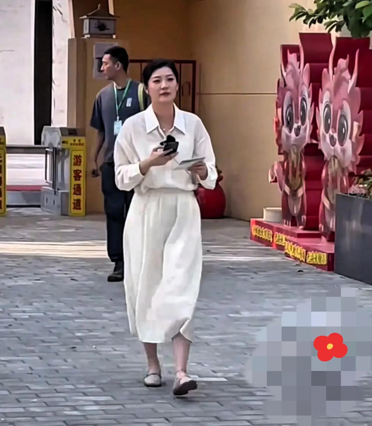 笑岔气了！

盼盼在兰知春序上播，一个看着像她老公的人一直在她左右保护她，这一幕