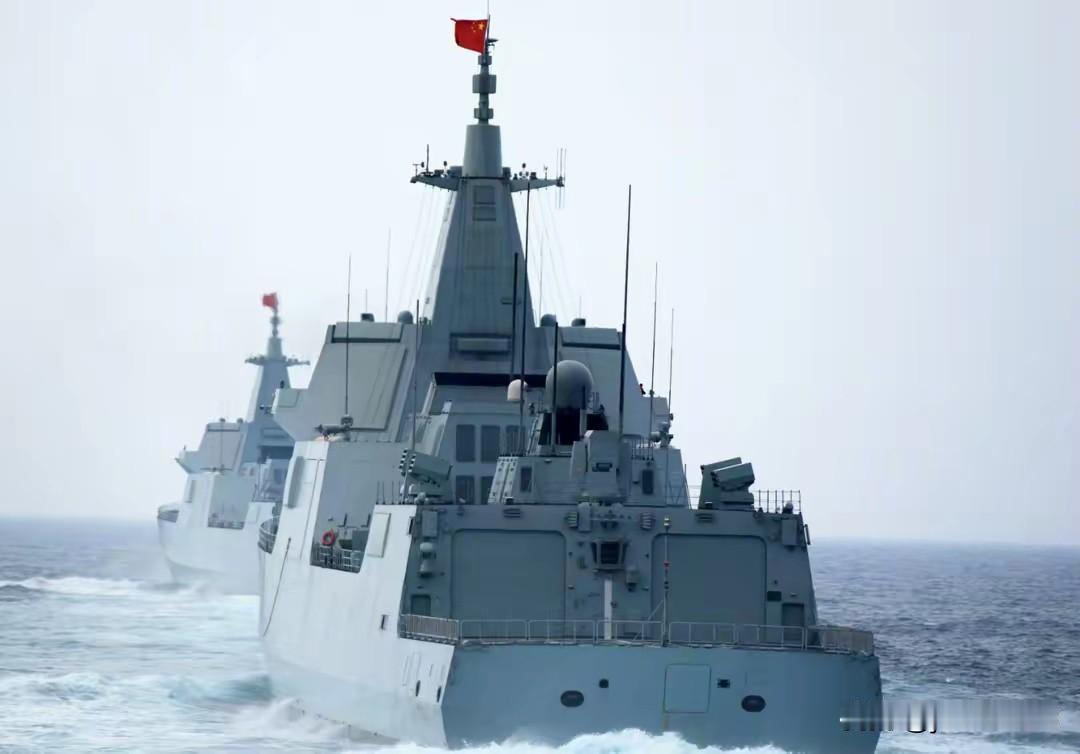 从机库位置看中国海军驱护舰的进步！
以下分别是055万吨大驱、054A、051B