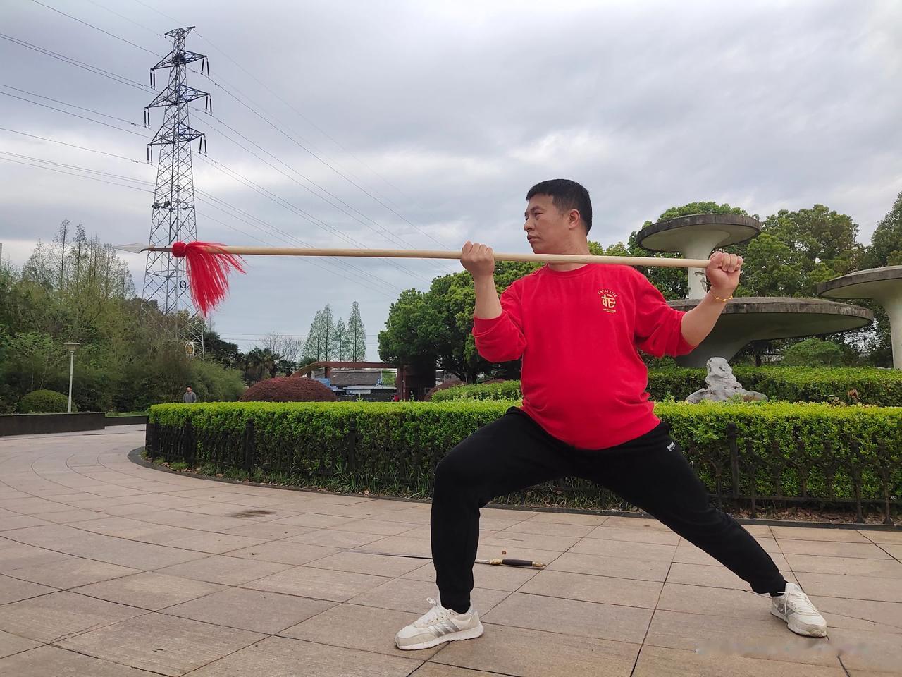 每天早上除了站桩和太极拳外，还有刀枪剑的练习，老铁们，加油