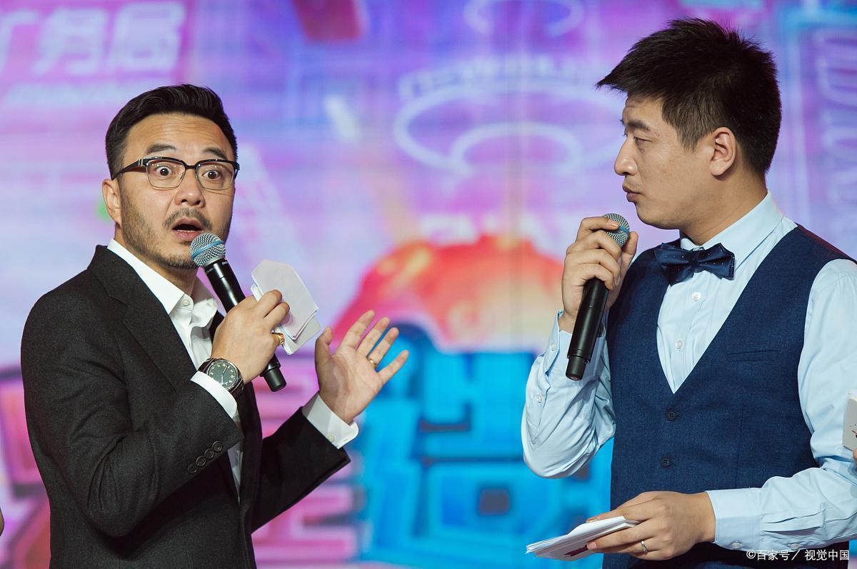 张雪峰和汪涵在台上，他也是适合舞台的人，台风很稳，他举止大方潇洒。