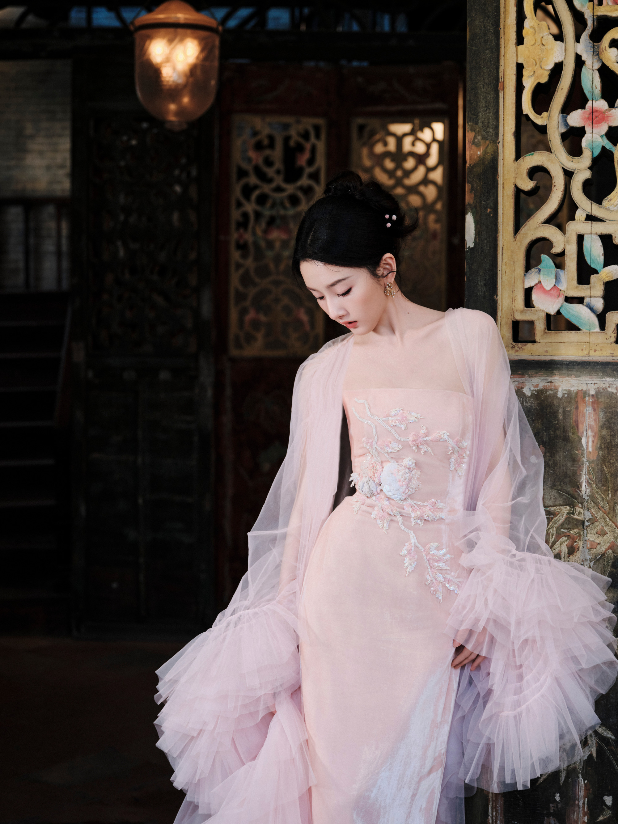 宋祖儿，淡粉纱裙少女感，甜美上线。宋祖儿