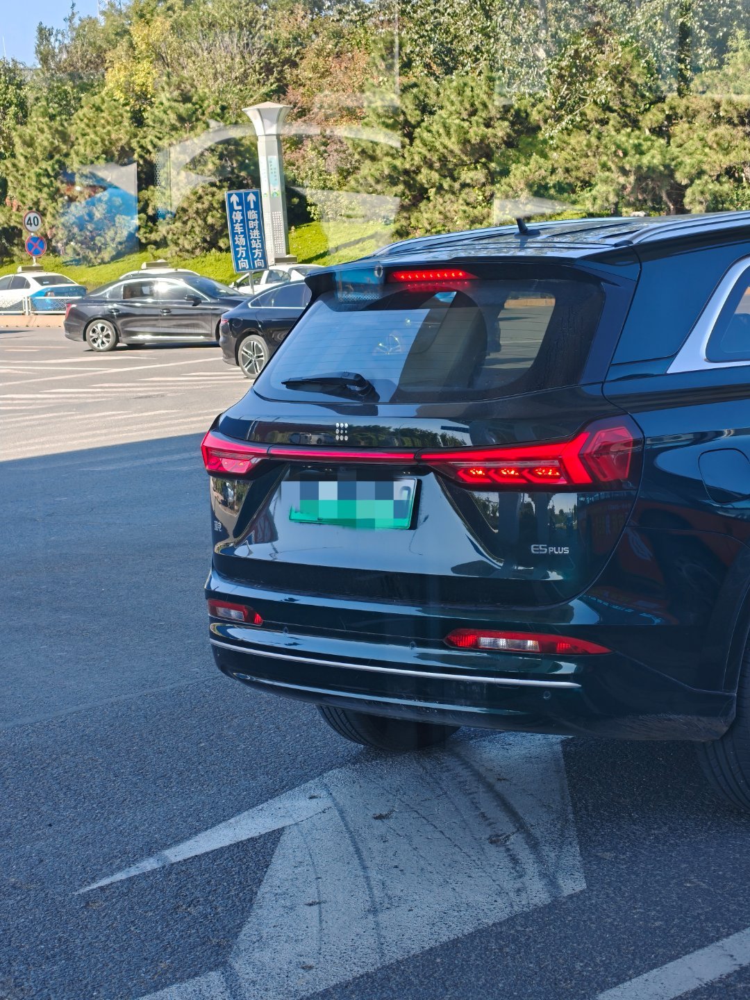 蓝电牌电动汽车，第一次见。不知道是哪个公司的 ​​​