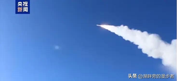 中东的火又被彻底点燃了。就在大家以为美国要踩刹车的时候，一艘美军油轮在深夜被炸成