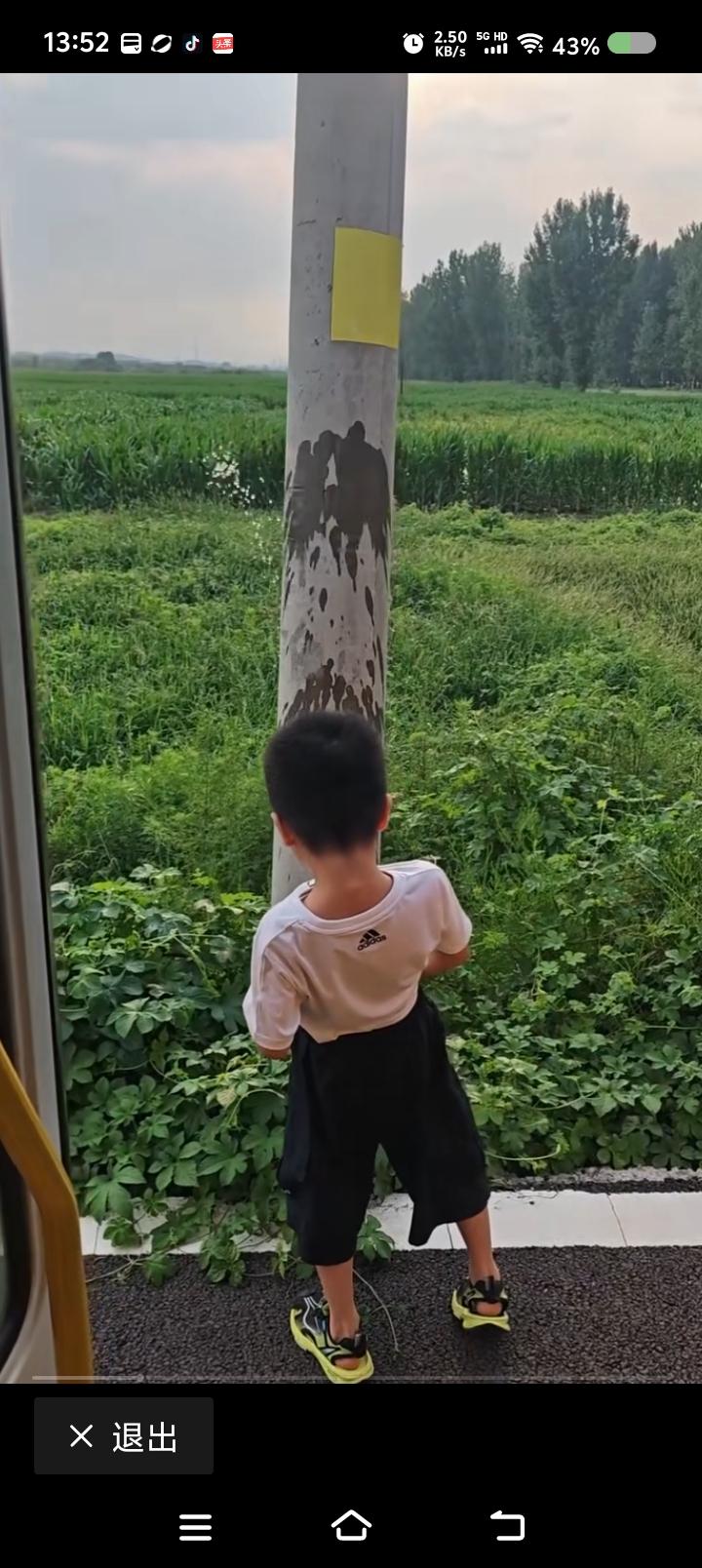 一个画面，一首歌。
“我迎风流泪，我假装背风点烟。我在你给的忧伤里，反复辗转……